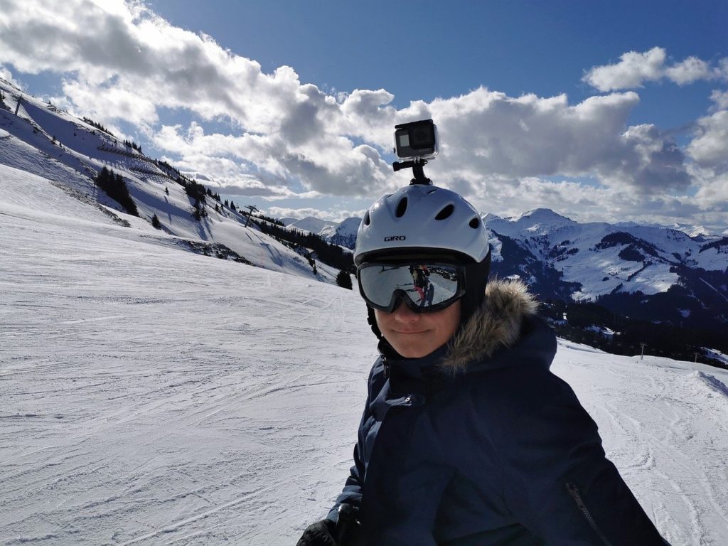 Skiër gebruikt een GoPro camera om beelden vast te leggen tijdens het skiën