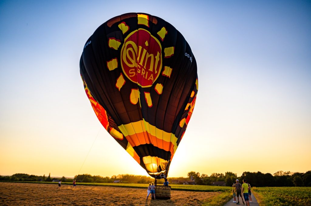 Ballonvaarder geniet van uitzicht boven prachtige Belgische regio's tijdens ballonvaart vlucht