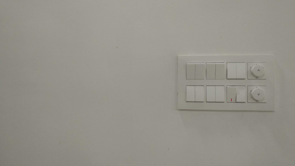 Moderne LED dimmer die dimmers in plaats van schakelaars toont voor lichtintensiteitsregeling in huishoudens