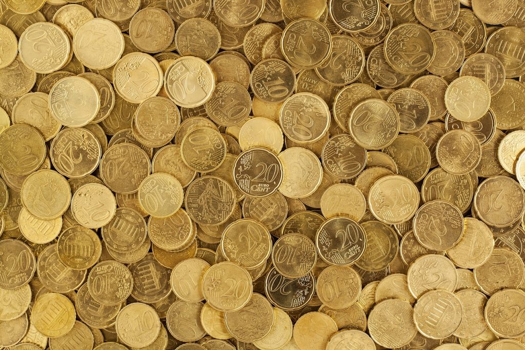 Euro munten symboliseren het budget bij het kiezen van een auto die bij jou past
