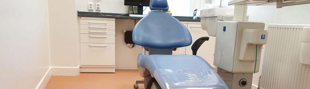 Behandelkamer tandarts Buitenveldert met professionele apparatuur voor tandheelkundige zorg