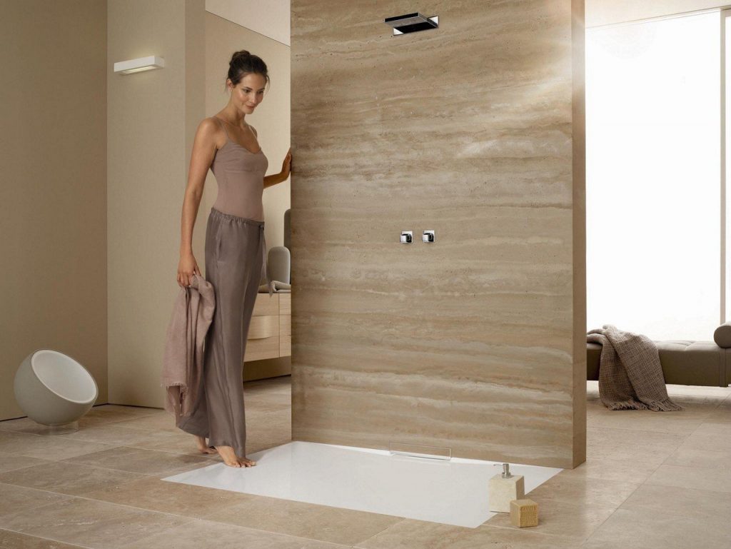 Moderne douchecabine met ronde hoeken waarvan de radius van douchebak correct is gemeten