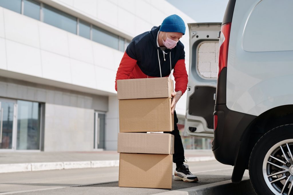 Voorbereiding van bestellingen in Fefco 0215 dozen voor verzending via webshop