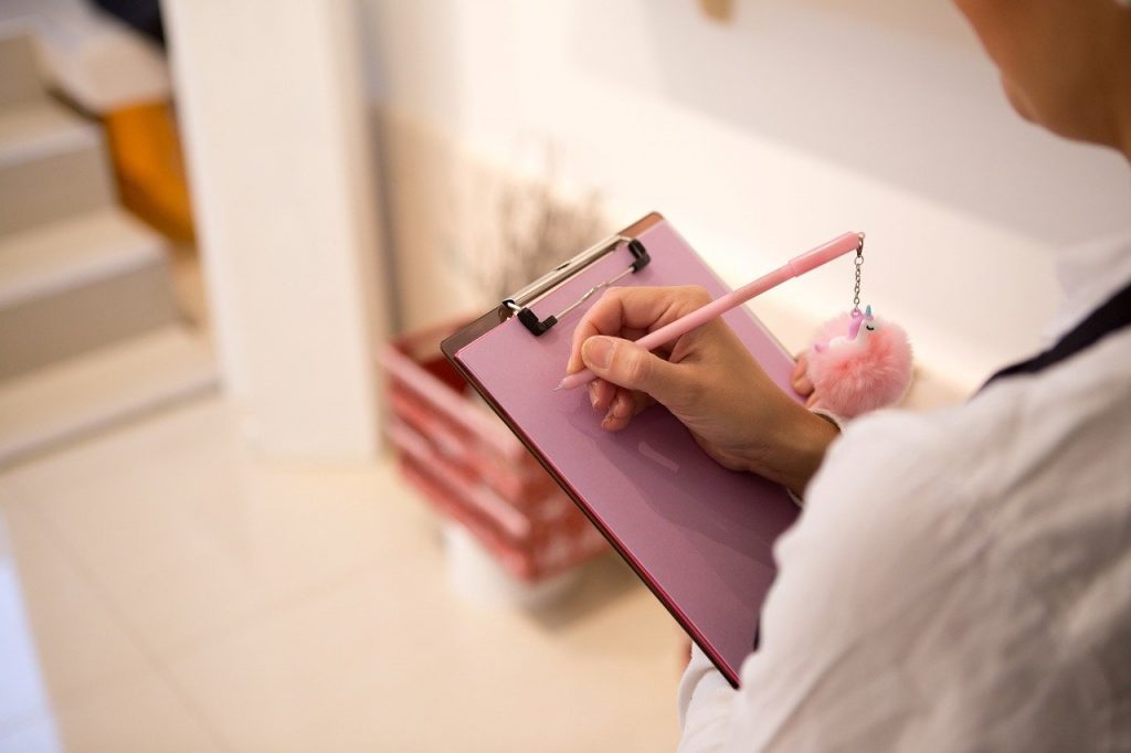 Checklist voor het kopen van een huis met aandacht voor locatie, muren en dak