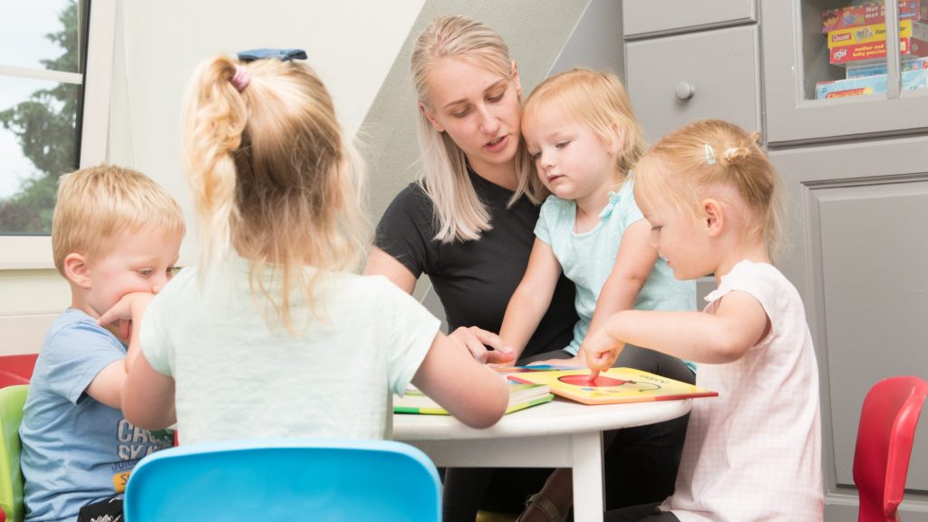 Kids voor Kinderen kinderopvang van Baarn in landelijke omgeving met kinderen die buitenspelen
