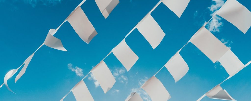 Ondernemer raadpleegt diverse informatie kanalen voor ondernemers op laptop en tablet