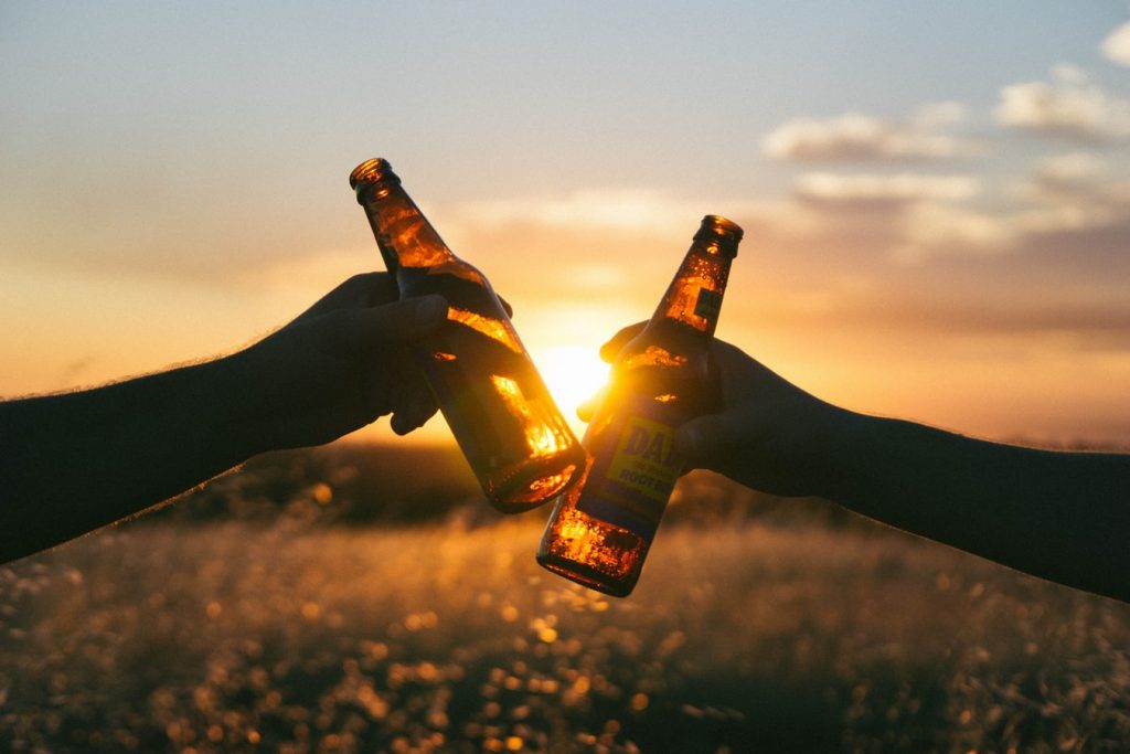 Mannen spelen karten tijdens een leuk mannenweekend activiteit met vrienden