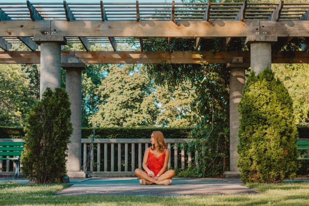 Handgemaakte exclusieve veranda van hout met open design in een groene tuin