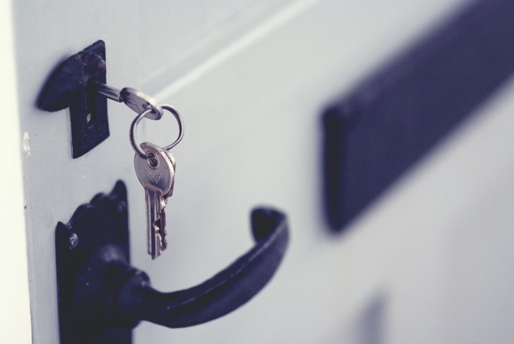 Huissleutel met slot na een inbraak - vervangen door moderne veiligheidslot