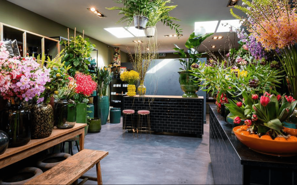 Gietvloer in bloemenwinkel als voorbeeld van professioneel verbouwwerk