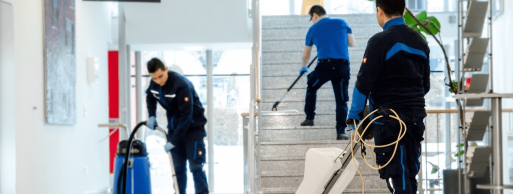 Glazenwasser uit Rotterdam werkt professioneel aan huisramen met telescoop-wasser
