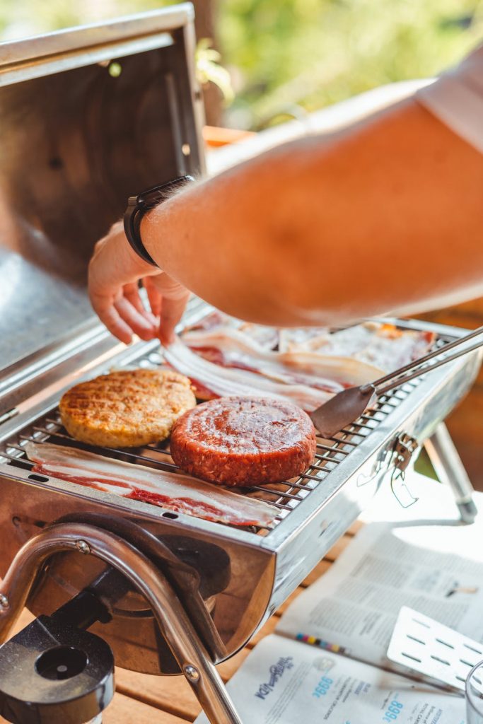 Zomer ready woning met schone interieur, groene planten en gezellige tuinsfeer voor barbecueën