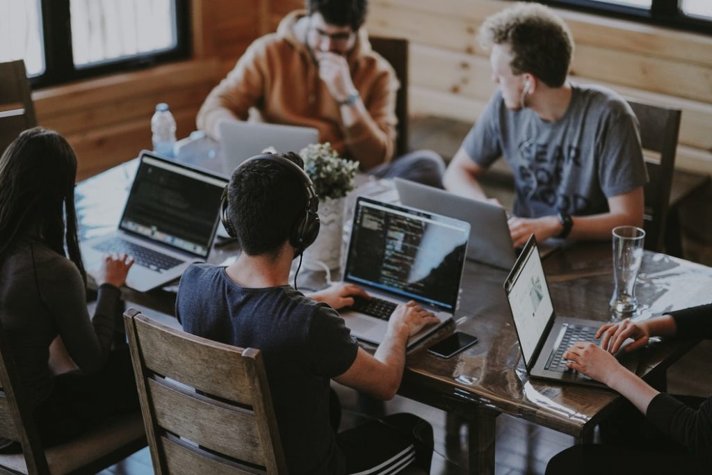 Visuele weergave van personeelskrapte op de arbeidsmarkt met aandacht voor sectoren zoals horeca en onderwijs