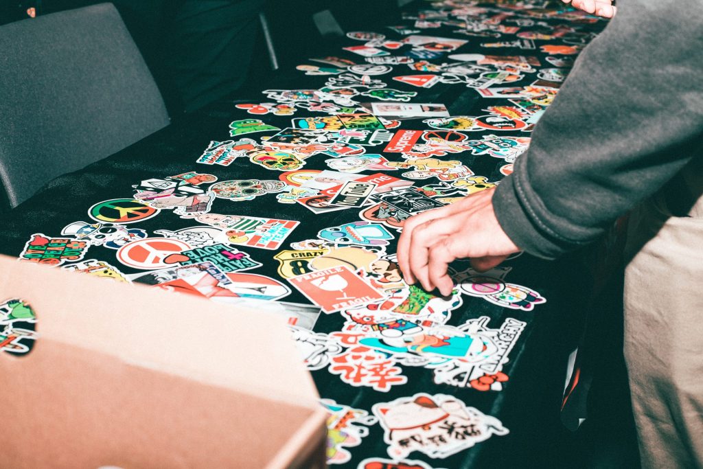 Kleurrijke stickers als marketingtool voor het vormgeven en gebruiken bij merkpromotie