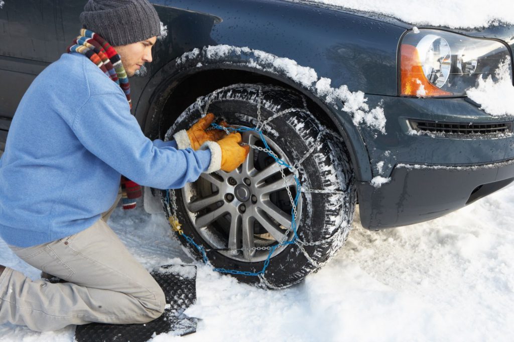 Sneeuwketting gemonteerd op autoband voor grip en veiligheid in sneeuwomstandigheden