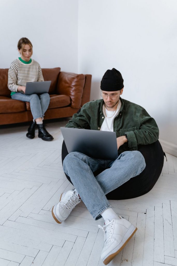 Persoon die online aan het winkelen is op een laptop, representatief voor het gemak van online shoppen van thuis uit