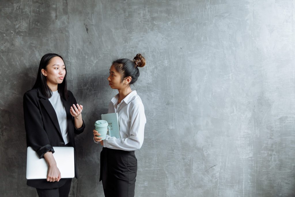 Professionele vrouw in moderne fashion trends voor op het werk met oversized blazer