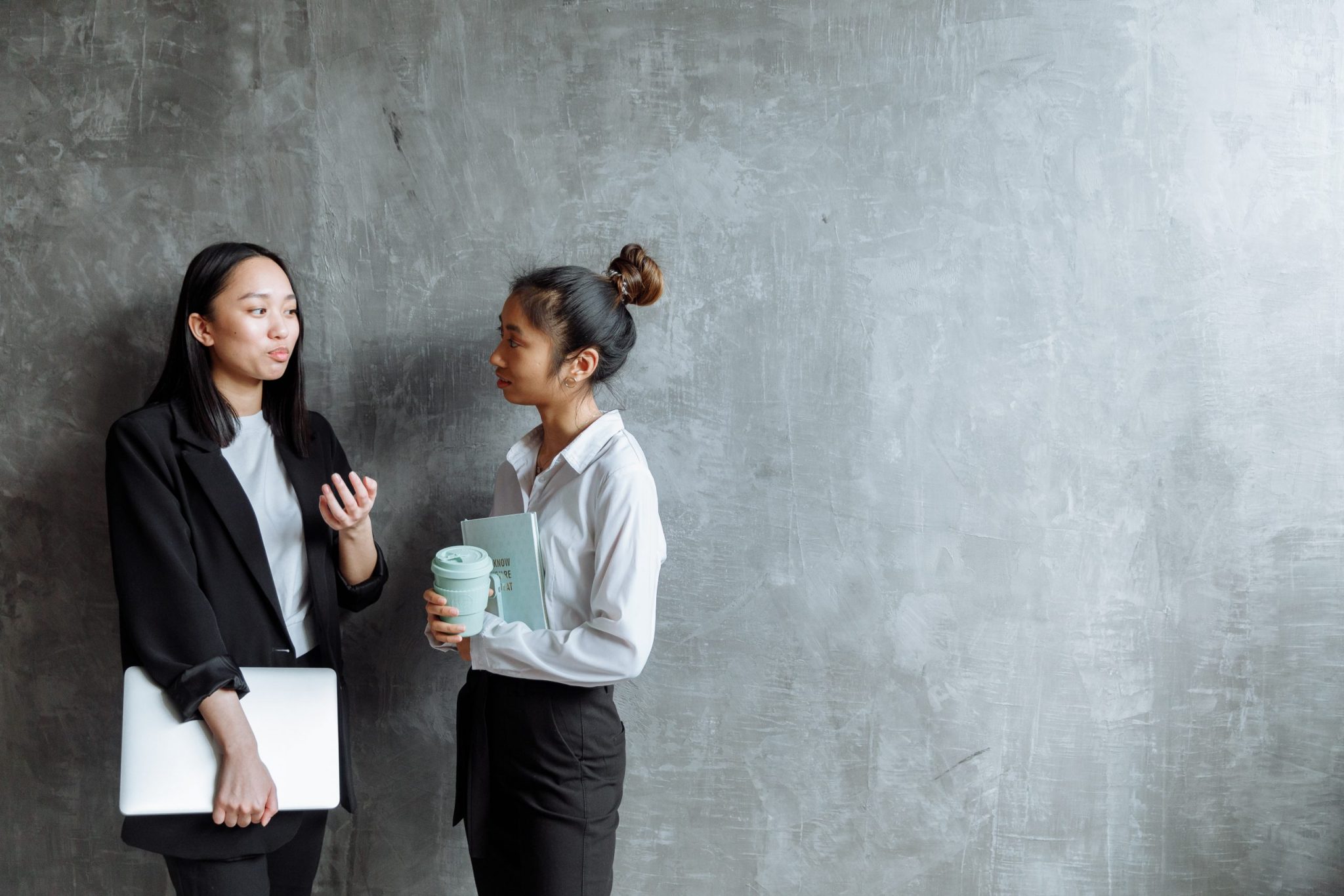 Professionele vrouw in moderne fashion trends voor op het werk met oversized blazer
