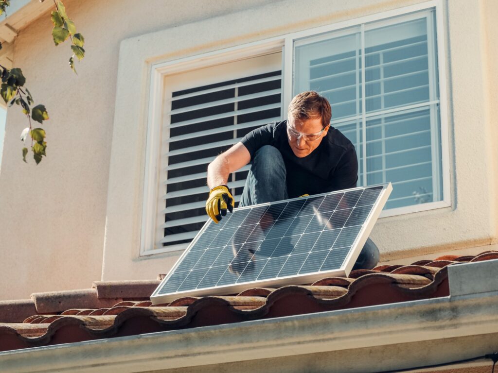 Zonnepanelen op dak met blauwe lucht. Waar let je op bij het installeren van zonnepanelen?