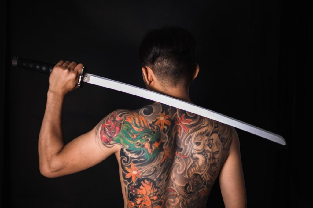 Een katana, het traditionele Japanse zwaard van de samoerai met karakteristieke gekromde kling en decoratieve details