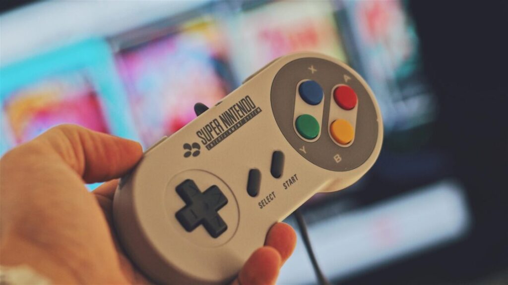 Gamer kiest de beste game voor jou vinden door reviews en YouTube video's te bekijken en gratis versies uit te proberen