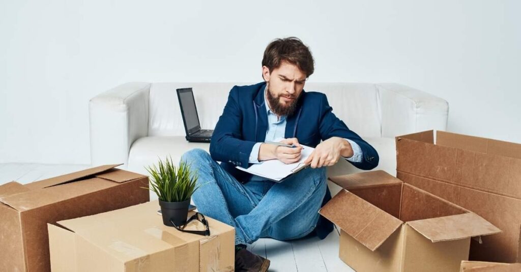 Thuiswerkplek met planningsmateriaal voor een geslaagde en veilige verbouwing