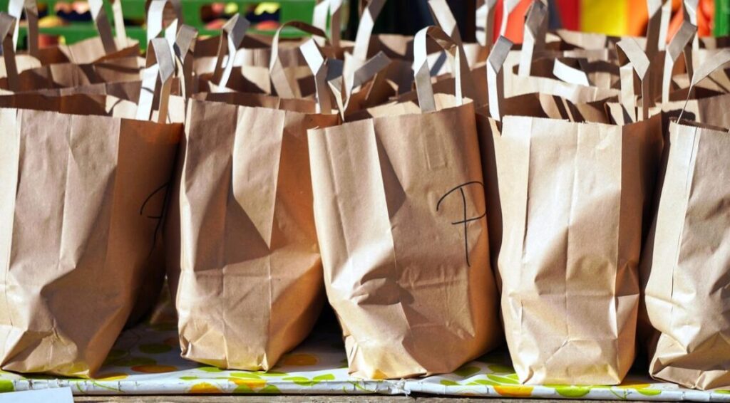 Stevige boodschappentas bedrukt met logo in verschillende kleuren en modellen voor relatiegeschenken
