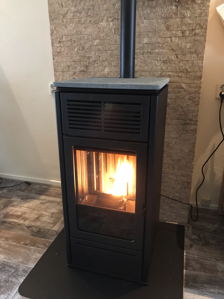 Milieuvriendelijke pelletkachel die houtpellets verbrandt voor duurzame warmte en comfort