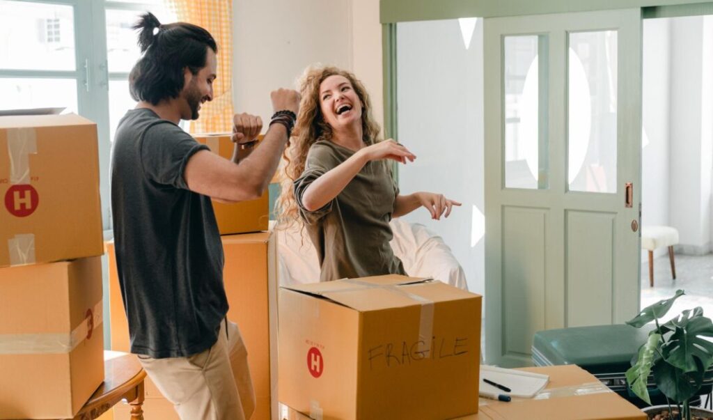 Dozen inpakken voor verhuizing door professioneel verhuisbedrijf