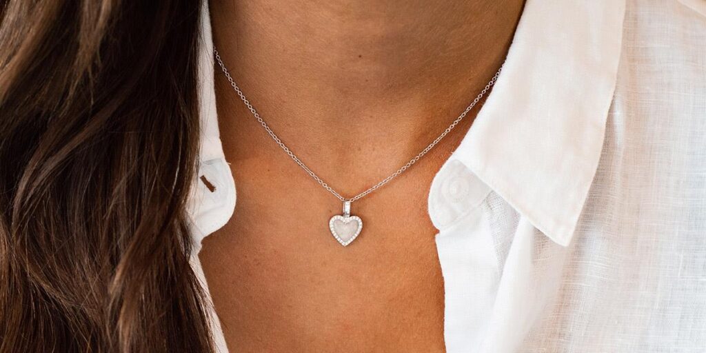 Selectie van mooiste kerstcadeaus inclusief geboortesteen sieraden en luxe sieraden voor de feestdagen