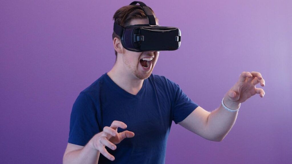 Overzicht van virtual reality hardware en accessoires inclusief HMD's, controllers en audiosystemen