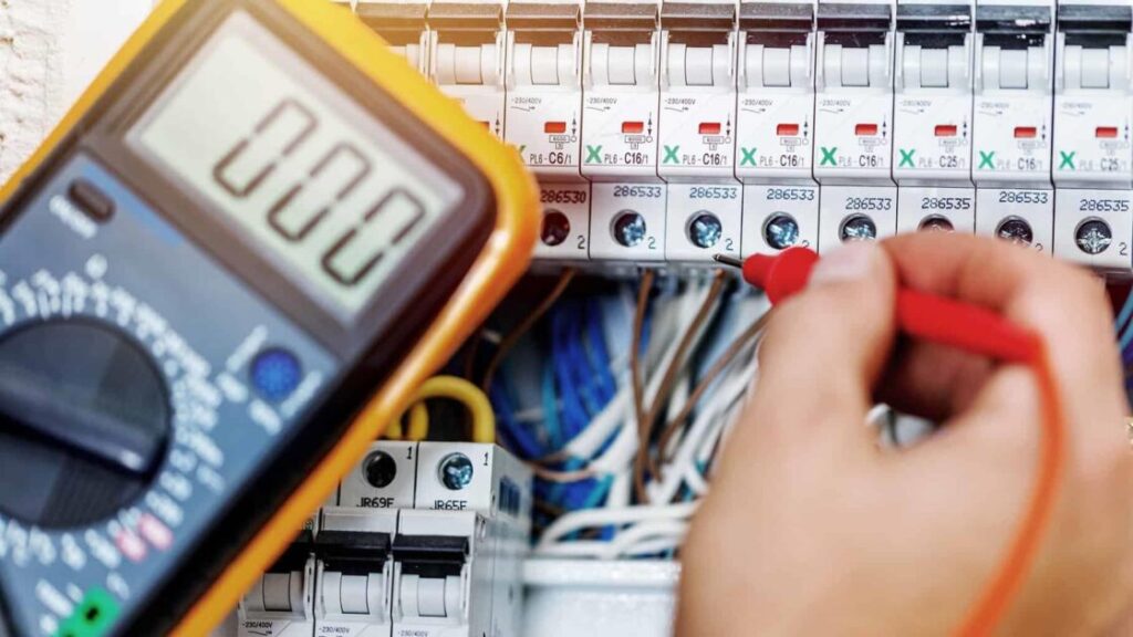 Elektricien helpt bij kortsluiting verhelpen hoofdzekering meterkast
