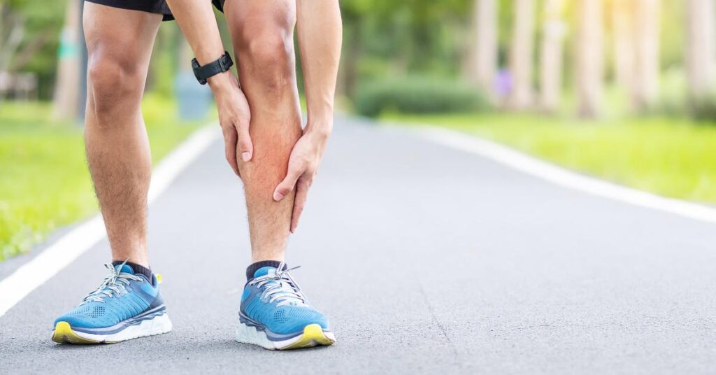 Shin splint behandeling door fysiotherapeut met manuele therapie en oefeningen voor scheenbeen herstel
