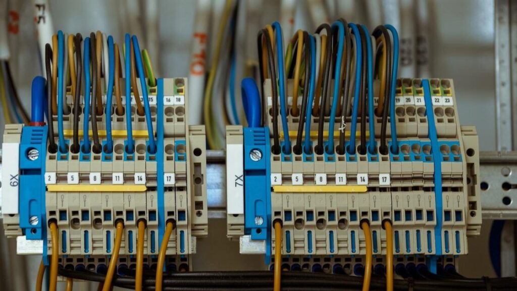 Illustratie over hoeveel watt op een groep met elektriciteit en apparaten zoals waterkoker en stofzuiger
