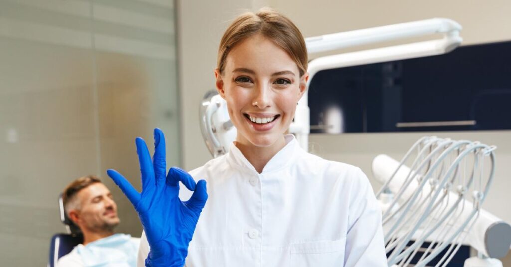 Tandarts voert innovatieve wortelkanaalbehandeling uit met moderne apparatuur en ultrasone technologie