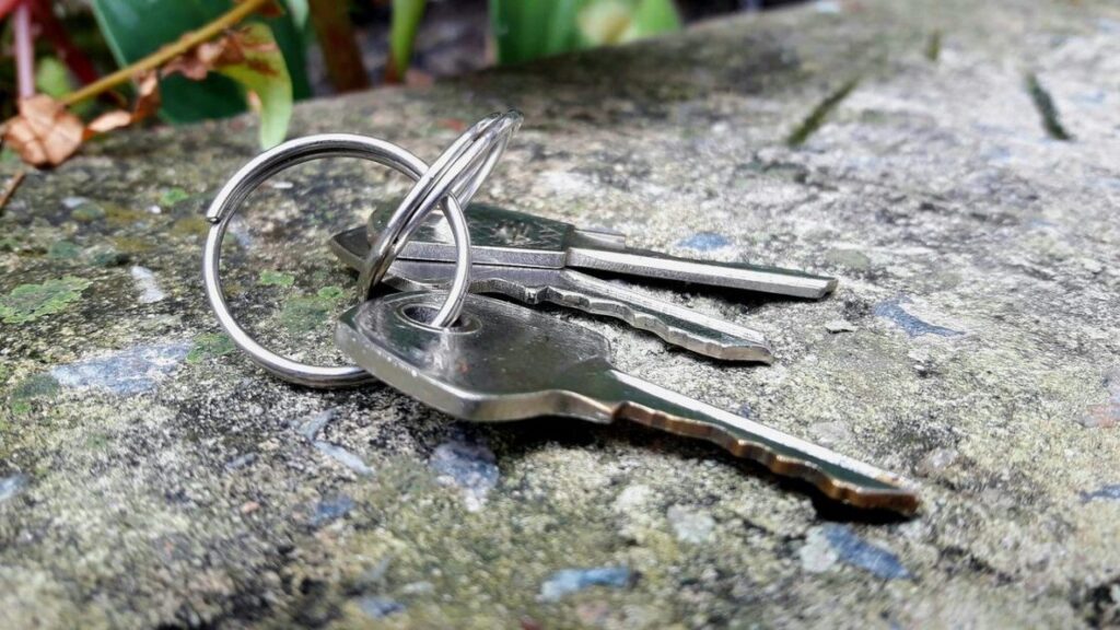 Professionele slotenmaker Geel aan het werk - veilig en vakkundig uw deur openen