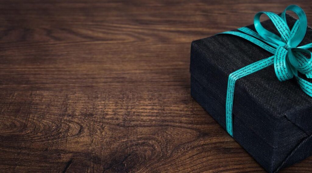 Voorbeeld van perfect ingepakte cadeaus met decoratieve linten en luxe inpakpapier volgens tips voor het inpakken