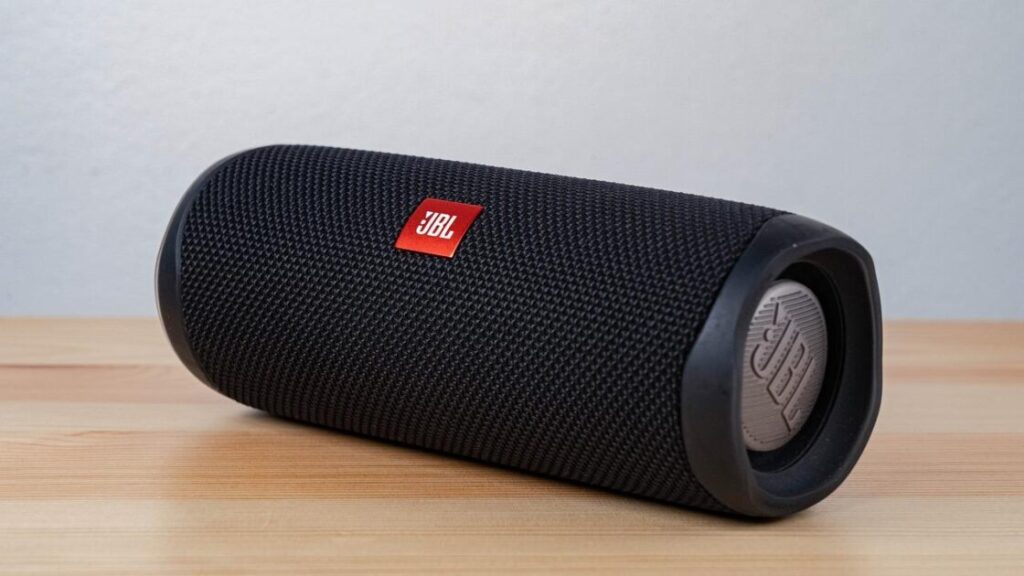 JBL Charge 5 zomer speaker met waterbestendige behuizing, ideaal voor strand- en poolfeesten