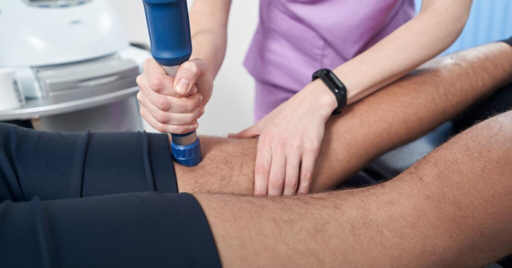 Shockwave therapie behandeling voor pijnverlichting met akoestische golven apparatuur in Eindhoven