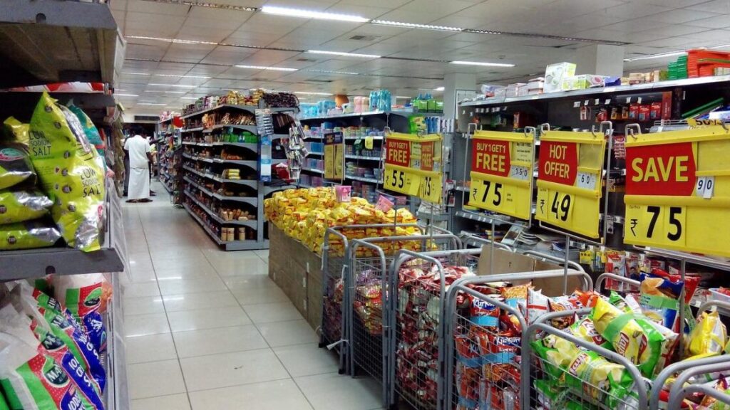 Advertentiescherm boven kassa met informatie over lokale naamsbekendheid opbouwen in supermarkten voor ondernemers