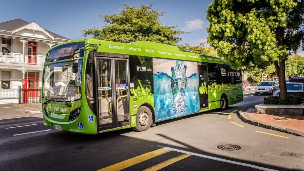 Luxe partybus Amsterdam met comfortabele zitplaatsen, geluidssysteem en gekoelde dranken voor uw feest