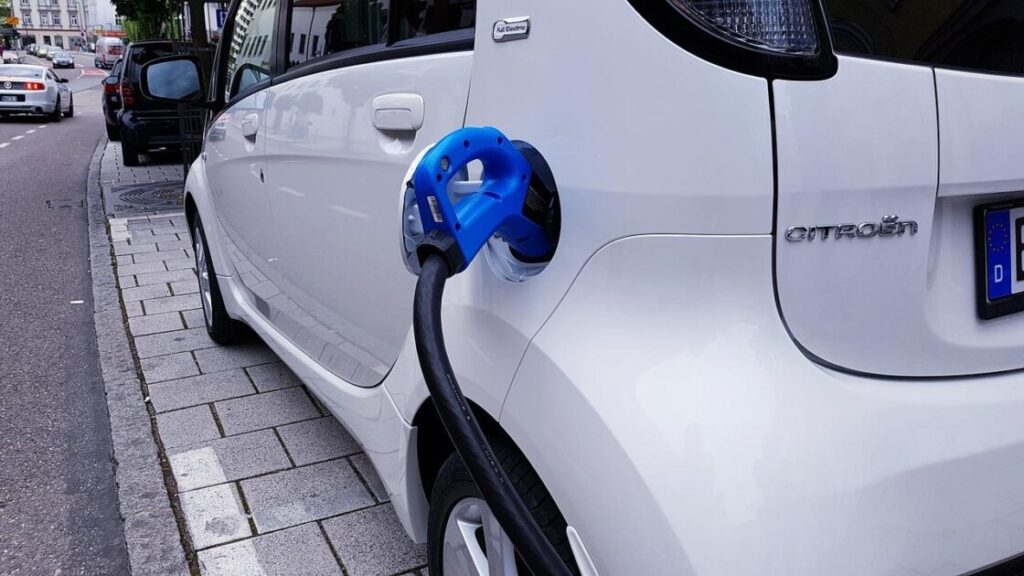Laadpaal installatie thuis: elektrische auto opladen met privé oplaadpunt bij de voordeur