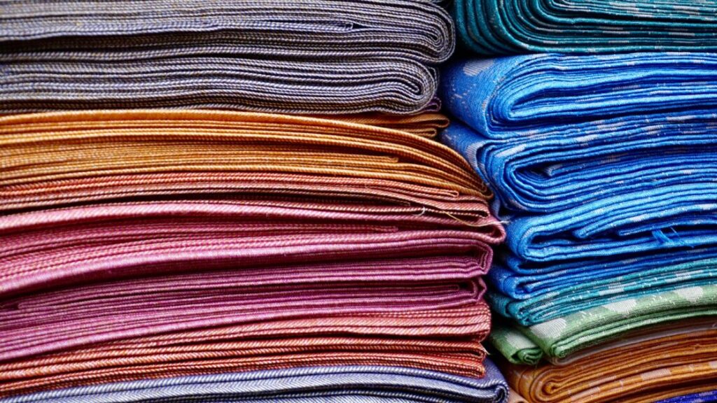 Gebreide sjaal kopen bij groothandel - diverse kleuren en breipatronen in hoge kwaliteit