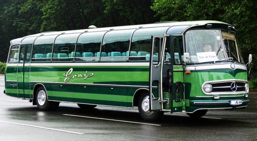 Partybus huren voor vrijgezellenfeestje met feestverlichting, geluidsinstallatie en professionele chauffeur