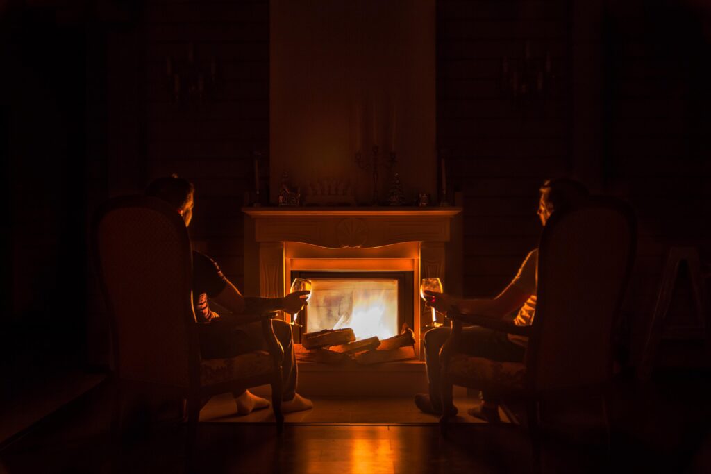 Moderne sfeerhaard met exclusief design in luxe bedrijfsruimte, uitstralend stijl en warmte