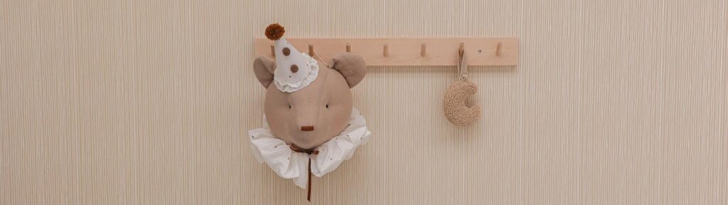 Gezellige speelkamer inrichten in woonkamer met houten meubels en speelmat als afscheiding voor kinderen