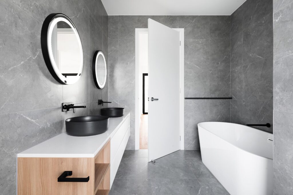 Moderne badkamer met rvs-badkamermeubel van badkamerspecialist Sani Design, elegant design met strakke lijnen en glanzende af
