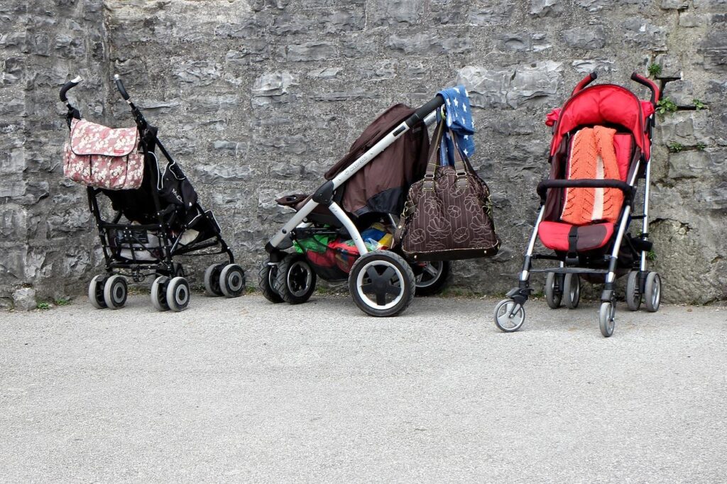 Selectie van essentiële babyspullen voor moderne ouders met veilige autostoelen, wiegjes en speelgoed