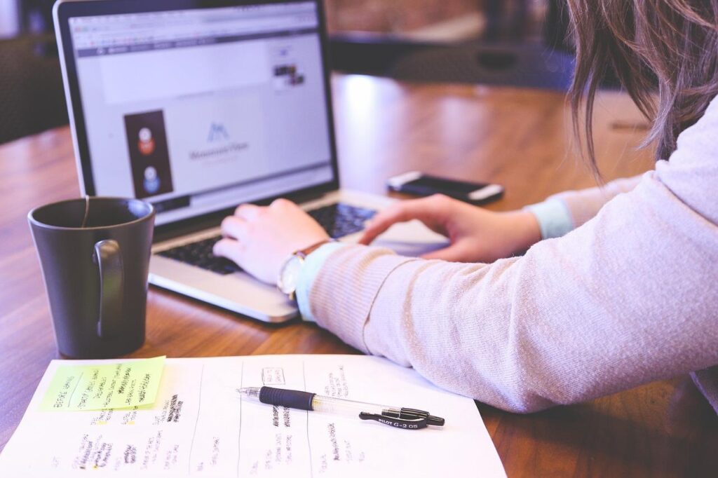 Visualisatie van linkbuilding-strategie met verbindingen tussen websites voor het opbouwen van online autoriteit en zichtbaar