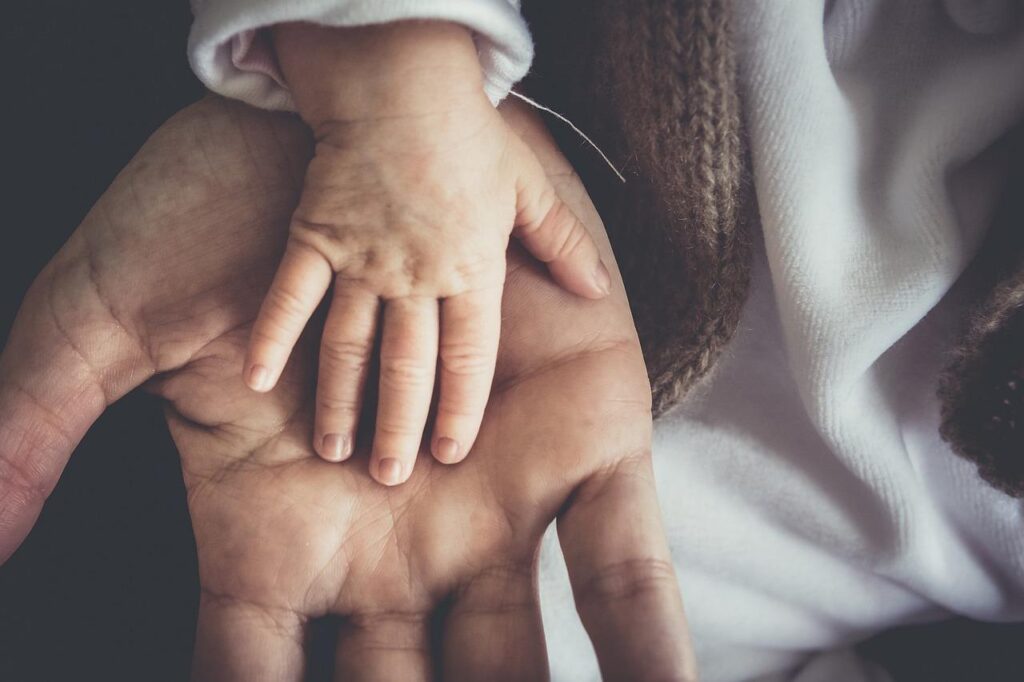 Chiropractie voor baby's: zachte behandeling van pasgeborenen door gespecialiseerde chiropractor